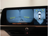 バックモニター付き。駐車の際のサポートとなり、必須アイテムのひとつですよね。それでも、バックする際は必ずご自身の目で確認をしてください。パノラミックビューで上から見下ろした視点でも確認できます!