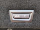 電動リアゲート装備。バンパー下でのキックオープン&クローズ機能も装備です。