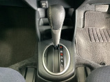 CVT車のセレクトレバーです。低速から高速まで、変速ショックのないスムーズな走りを実現するとともに、エンジン効率のよい領域を維持することで燃費にも貢献します。