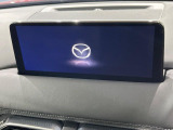 【マツダコネクト】車内の雰囲気にマッチした一体型タイプのディスプレイ。各種車輌設定やBluetooth再生等、様々な機能が楽しめます。専用SDカードのご購入で、ナビ機能も使用出来ます。