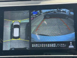 上から見下ろしているような視点で周囲が確認できるアラウンドビューモニターです。上から見下らしているような映像によって縦列駐車もラクラク、駐車が苦手な人の強い味方です!