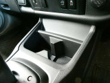 乗車中にホッと一息、ドリンクホルダーもありますよ!ドリンクだけでなく小物類も収納できますよ