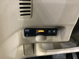 ハンドルの左下にETCがついています。高速道路の料金所の通過も楽々です。 カードの取り出しもしやすい場所についています。