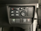 リアドアは乗り降りに便利な両側電動スライドドアです。また運転席に座っていながらスイッチ操作で自在にスライドドアを開け閉めできます。そのほか安全装備のVSAの解除スイッチなどがついています。
