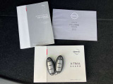 各取り扱い説明書、整備手帳、スマートキー2本つきです。