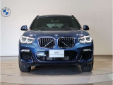【BMWの伝統】BMWの特徴的な“キドニーグリル”は、80年以上続く伝統の形でございます。変わらないこだわりのデザインが、プレミアムブランド“BMW”を創り出します。