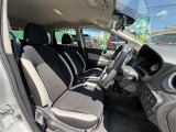足元もゆったり、車内も広々快適です!もちろん助手席への移動も楽々可能です!