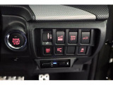 キーレスプッシュスタートを搭載、キーを表に出さずに開閉ができ、エンジンのスタート、ストップが出来ます。さらに、イモビライザー機能に搭載。