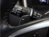 減速セレクターは、ステアリングホイールの左右に取り付けられた2つのパドルスイッチで減速の強さを調整。 左側の「-」を操作すると減速を強く、右側の「+」を操作すると減速を弱くすることができます。