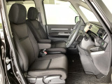 女性でも運転がしやすいように、シートの高さ調整機能(シートリフター)がついています。運転席と助手席の間が空いている為、助手席側への移動がスムーズです。交通量の多い道でも助手席側から乗り降りができます。
