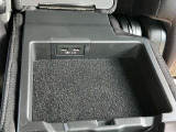 後席のアームレストには、スマホの充電に便利なUSBポートが2つございます。