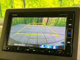 【バックカメラ】駐車時に後方がリアルタイム映像で確認できます。大型商業施設や立体駐車場での駐車時や、夜間のバック時に大活躍!運転スキルに関わらず、今や必須となった装備のひとつです!