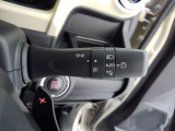 オートヘッドライト標準装備です。車外の明るさに応じて自動的にヘッドライトの点灯・消灯をしてくれます。トンネルの出入り口などで活躍してくれます。
