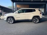 【ホイールアーチ】台形ホイールアーチはJeep伝統のデザインです。採用している理由は諸説ありますが、オフロードを走行する際にタイヤとボディが干渉しあわないよう配慮した作りにするためとなります。