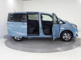 Honda独自のセンタータンクレイアウト、低床設計で床が低くドアも大きく開きますので、女性やお子様、ご年配の方にも一段と乗り降りがしやすくなっています。