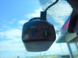 事故に遭遇してしまった時など、品質の高い映像と音声で運転の記録するドラレコ。ドライブの思い出を記録に残したい方や、ご自身のドライビングをチェックされたいお客さまにもおすすめです。