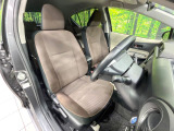 運転席まわりには十分なスペースがあり、大柄な方でもゆったり運転していただける環境です。