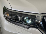 【LEDヘッドライト】悪天候や夜間走行時も良好な視界を確保し安心して運転できる高輝度LEDヘッドライトを装備!点灯速度が早く、消費電力も抑えられています。
