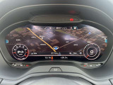 スピードメーターなどの運転に必要な計器とともに、オーディオ・電話の操作画面や地図などを表示。レイアウトはステアリングスイッチで切り替えでき運転に集中しながら必要な情報を瞬時に得ることが可能。