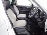フロントシートはベンチシートで運転席と助手席の移動が簡単です。真ん中にはアームレストも装備されています!またシートの高さも調整もできます。