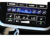 左右独立温度調整機能付きフルオートエアコン。乗る人それぞれの体調や温感の違いに合わせて運転席・助手席で別々の温度設定が可能。