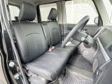 運転席まわりには十分なスペースがあり、大柄な方でもゆったり運転していただける環境です。