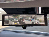 インテリジェントルームミラー。車両後方のカメラ映像をミラー面に映し出すため、車内の状況や天候などに影響されずいつでもクリアな後方の視界が得られます。