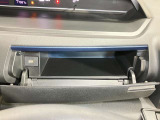 上下に収納があるので、常備しておきたい小物など分けて収納でき、車内をきれいに保てます!