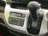 【オートエアコン】一度お好みの温度に設定すれば、車内の温度を検知し風量や温度を自動で調整。暑い…寒い…と何度もスイッチ操作をする必要はありません。快適な車内空間には必須の機能ですね♪