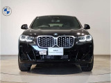 【BMWの伝統】BMWの特徴的な“キドニーグリル”は、80年以上続く伝統の形でございます。変わらないこだわりのデザインが、プレミアムブランド“BMW”を創り出します。