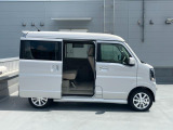 荷室幅がわかるサイドビュー。リヤドアは開閉しやすい持ち手の【縦型スライドドアハンドル】!