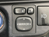 【電動格納ミラー】サイドミラーは電動格納式となっており、狭い駐車場でもキズがつくリスクを抑えられます。
