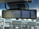 【デジタルルームミラー】車両後方カメラの映像をルームミラーに映すことが出来ます。 そのため、後席に人や荷物があって後方が見えづらい場合でもしっかり視界を確保することが出来ます。