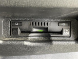 【純正ビルトインETC2.0(DSRC/ITSスポット)】ETCカードを挿入すれば料金所はノンストップで通過できます。ETC限定の割引や、高速道路の情報提供サービスを利用できます。