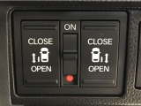 【両側パワースライドドア】両側がパワースライドドアになっており、運転席のスイッチやスマートキーでも開閉が可能です!開口部も広いので乗り降りも楽々♪