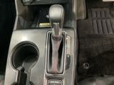 CVT車のセレクトレバーです。低速から高速まで、変速ショックのないスムーズな走りを実現するとともに、エンジン効率のよい領域を維持することで燃費にも貢献します。