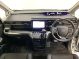 車内は光触媒抗菌消臭施工済です。スタイリッシュなデザインでスポーティなインパネ周りを演出します。グローブボックスやカップホルダーのほかにトレーなどたくさんの収納スペースが付いています。