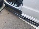 電動サイドステップ装備で乗り降りも楽々です。