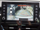 パノラミックビューモニター付きです。車両を上から見たような映像をディスプレイオーディオ画面に表示。運転席からの目視だけでは見にくい、車両周辺の状況をリアルタイムでしっかり確認できます。