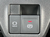 【電動パーキングブレーキ】ボタンを手前に引くだけでパーキングブレーキがロック!発進時にはボタンを押すとパーキングブレーキが簡単に解除される優れものです!