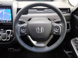 ハンドル左側にはオーディオ操作が出来るオーディオリモートコントロールスイッチ、右側にはHonda SENSINGとオートクルーズコントロールのスイッチを装備!