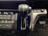 CVT車のセレクトレバーです。低速から高速まで、変速ショックのないスムーズな走りを実現するとともに、エンジン効率のよい領域を維持することで燃費にも貢献します。