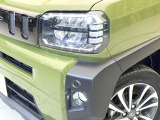 【LEDヘッドライト】悪天候や夜間走行時も良好な視界を確保し安心して運転できる高輝度LEDヘッドライトを装備!点灯速度が早く、消費電力も抑えられています。