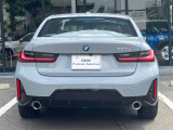BMWのテールランプはプレスラインへと続く形状のため、統一感のある綺麗なラインを演出しております。