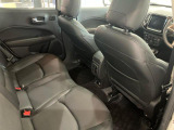 【リアシート】屋根までの高さがある車のため、大人の方でも圧迫感が少なく乗車出来ます。足元は広く取られているため、ゆったりとお乗り頂けます。