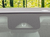 【スマートアシスト】走行中に前方の車両等を認識し、衝突しそうな時は警報とブレーキで衝突回避と被害軽減をアシスト。より安全にドライブをお楽しみいただけます。