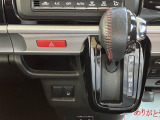 インパネにシフトレバーがございます^^空間を広く使うことができ、ハンドルにも近いため操作性にも優れています☆