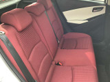 G-ベクタリングコントロールプラス(GVCPlus)は、ドライバーの素早いハンドル操作に対する車両の追従性を高めるとともに挙動の収束性をサポートします。特に後部座席では、揺れが少なく感じられます。