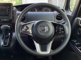 ステアリング右側にはホンダセンシングの設定スイッチ左側にはオーディオスイッチが配置されています