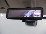 インテリジェントルームミラー、後方がカメラの映像で見れるので視界くっきり、車内に障害物があっても関係ありません。普通のバックミラーとも切りかえが出来ます。